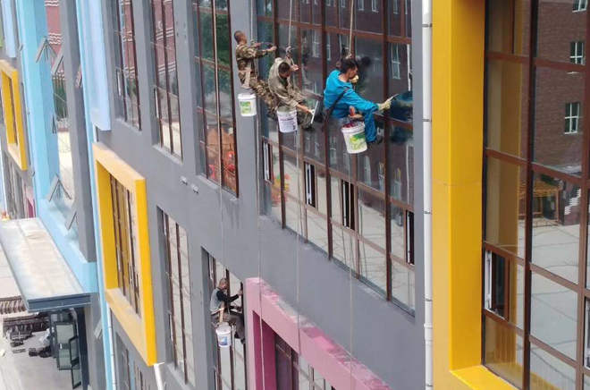 外國(guó)語學(xué)校外墻清洗